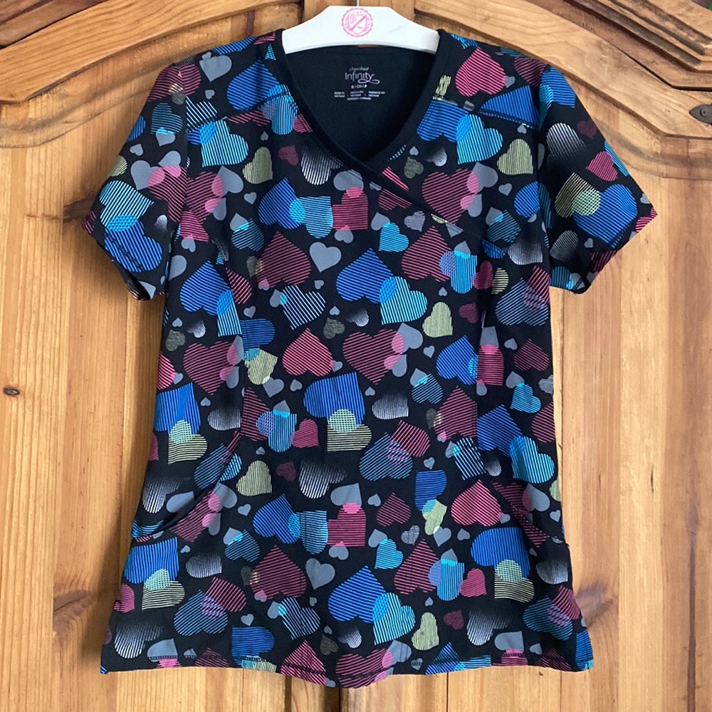 NWOT Cherokee Infinity Mock Wrap Striped Heart Printed Scrub Top